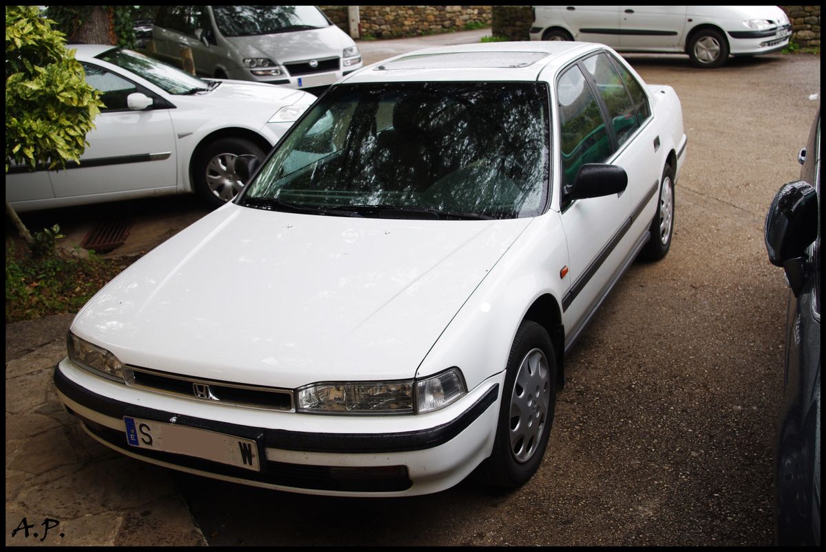 Honda Accord generasi keempat (CB) tahun 1990 berwarna putih, tampak dari depan